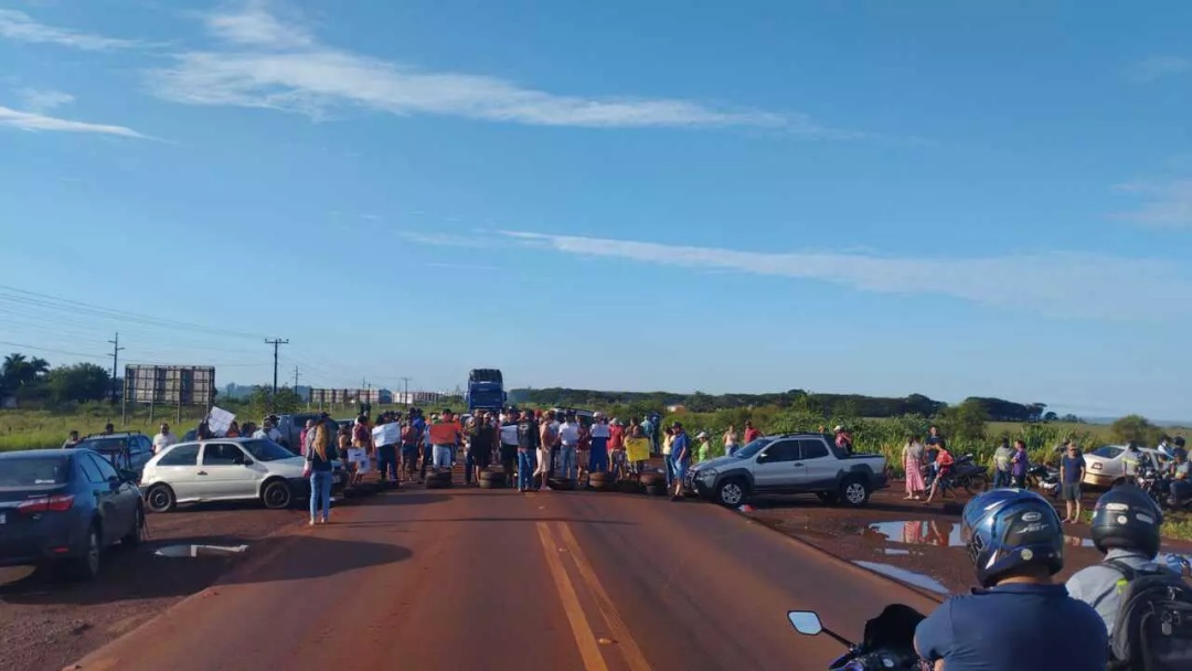 Moradores protestam contra falta de seguran&ccedil;a e fecham BR-163 