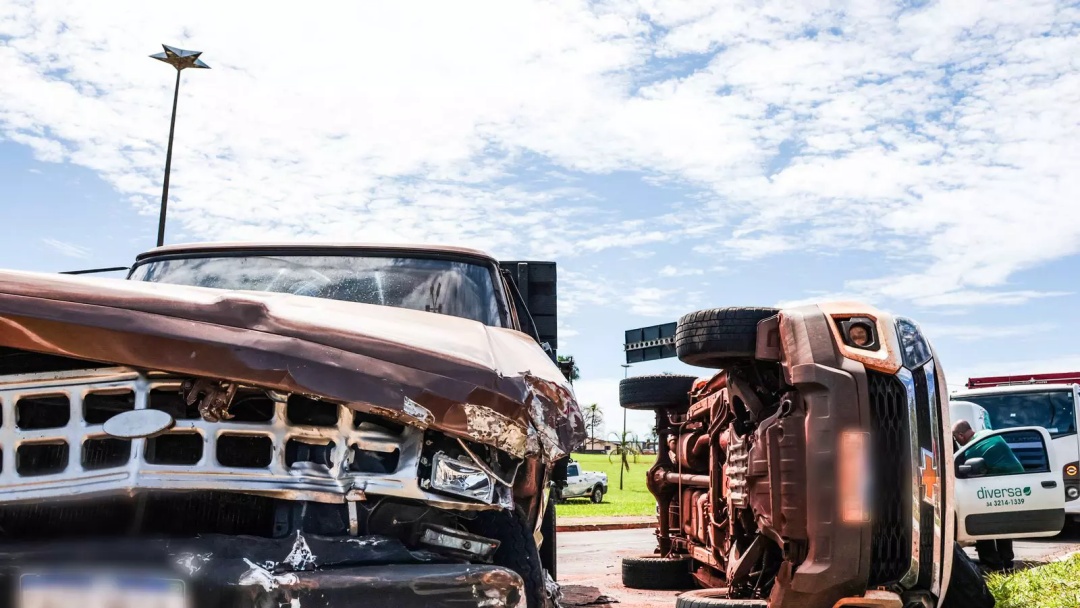 Acidente com cinco veículos acaba com caminhonete tombada na Costa e Silva