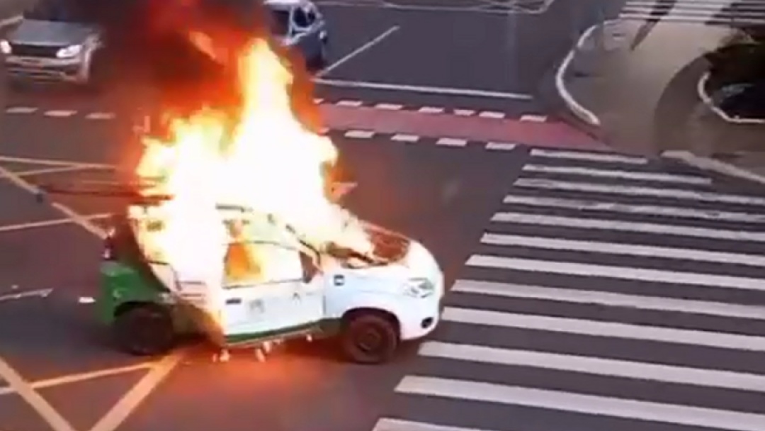Carro pega fogo, forma nuvem de fuma&ccedil;a e assusta motoristas na Afonso Pena  