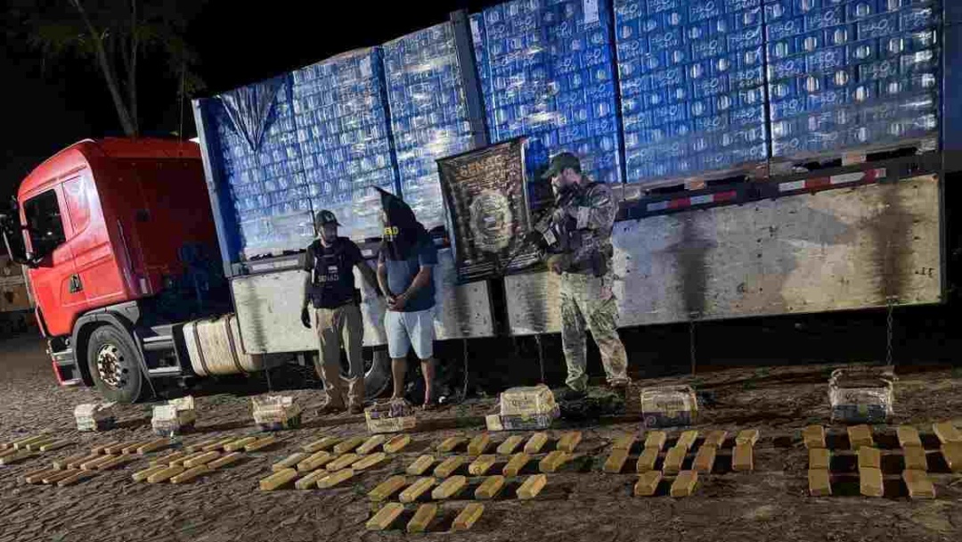 Caminhão de cerveja escondia carga de maconha na fronteira com MS