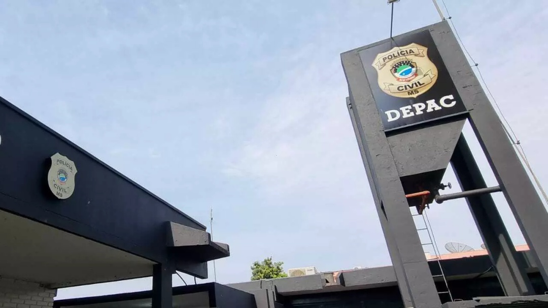 Filho agride a própria mãe por ter consumido bebidas alcóolicas que eram dele