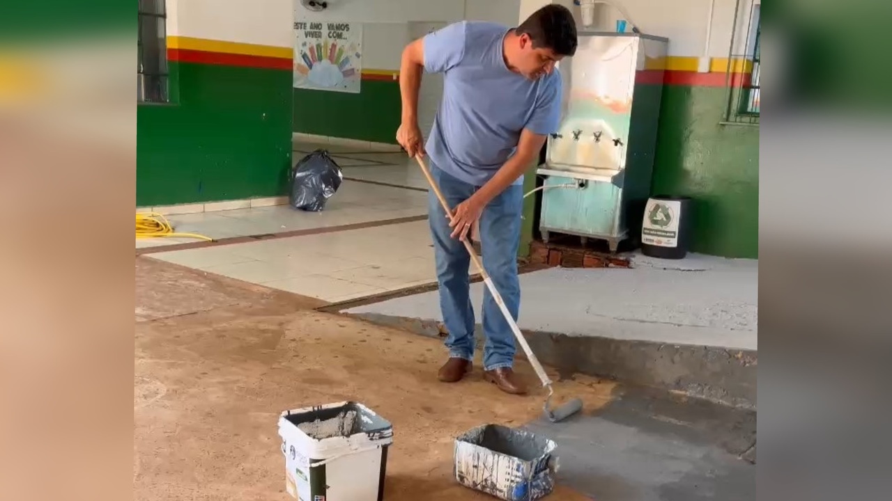 Prefeito &#039;mete a m&atilde;o na massa&#039; em mutir&atilde;o de manuten&ccedil;&atilde;o no fim de semana nas escolas