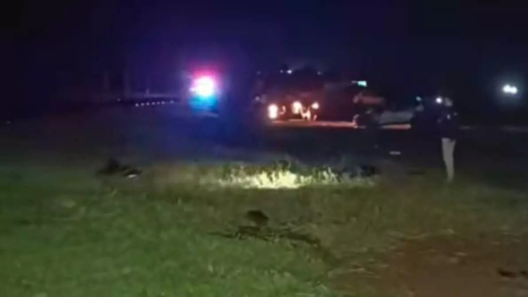 Motorista morre ao atravessar rotatória e capotar veículo várias vezes