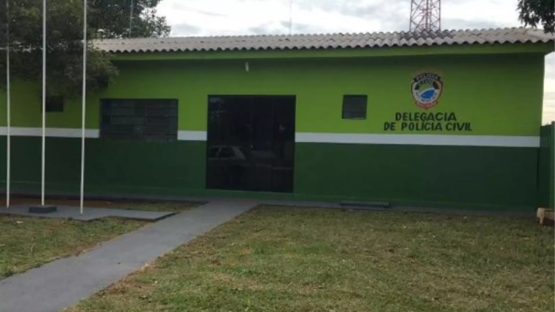 Mulher queima marido com ferro de passar e é levada à delegacia