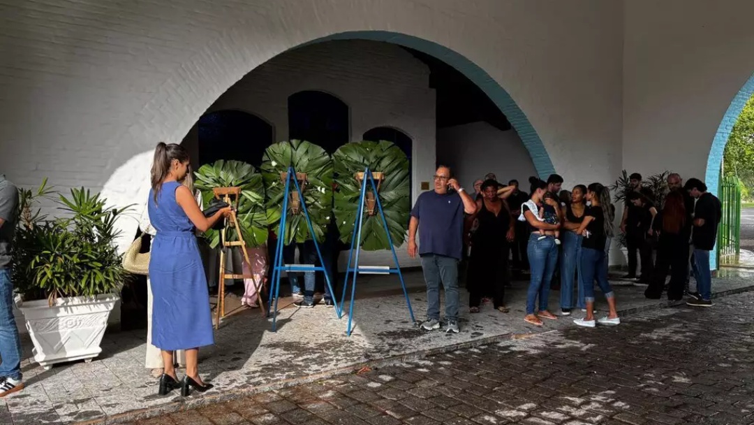 Fam&iacute;lia e amigos lotam despedida de estudante que morreu em aquaplanagem&nbsp;de&nbsp;BMW