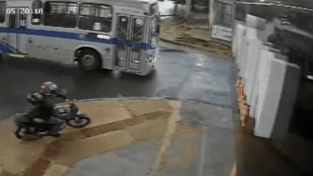 Acidente entre ônibus e moto deixa motociclista ferido no Nova Lima