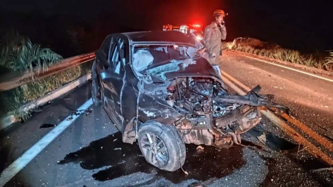 Acidente com três veículos acaba com mulher morta e um ferido