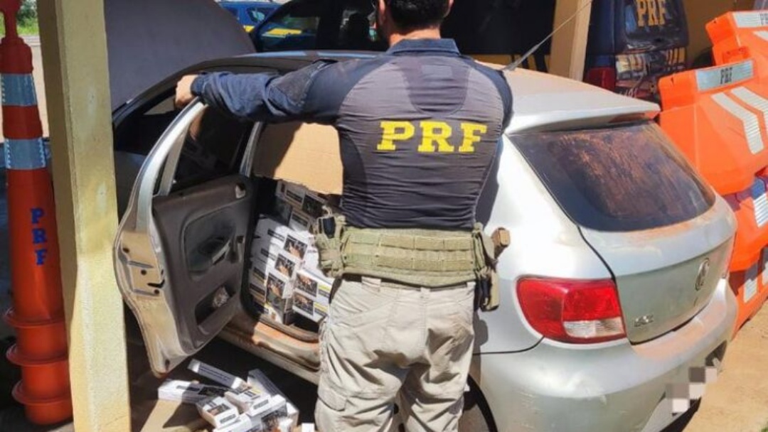 Motorista abandona carro com 7,5 mil maços de cigarros na BR-267