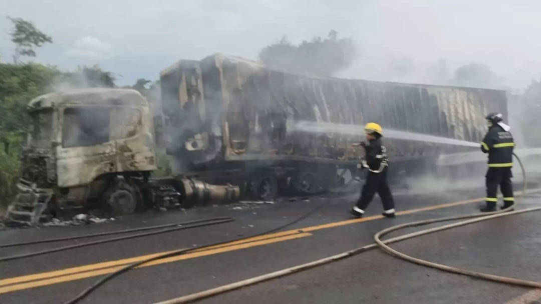 Carreta carregada com carne é destruída por incêndio em São Gabriel do Oeste