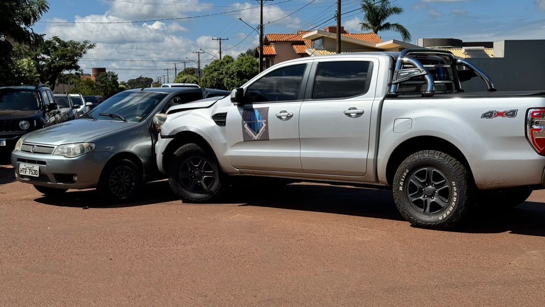 Caminhonete colide com Fiat Palio em cruzamento na Rua Acre com Antero Lemes