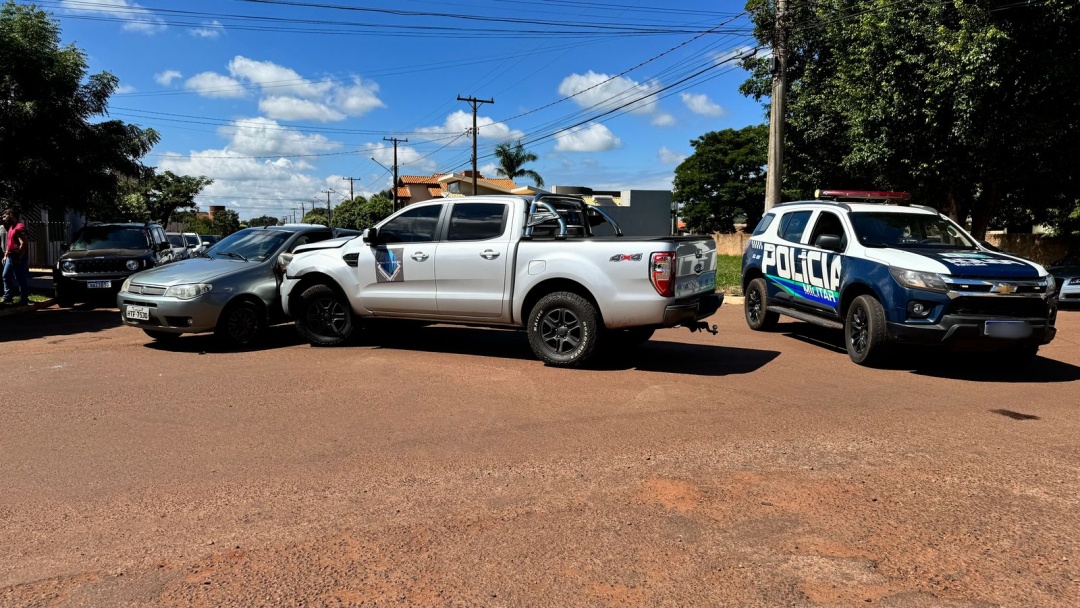 Caminhonete colide com Fiat Palio em cruzamento na Rua Acre com Antero Lemes