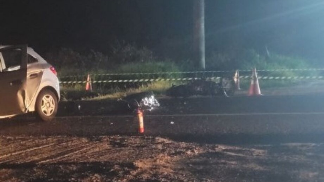 Idoso morre em acidente entre carro e moto na saída para Cuiabá