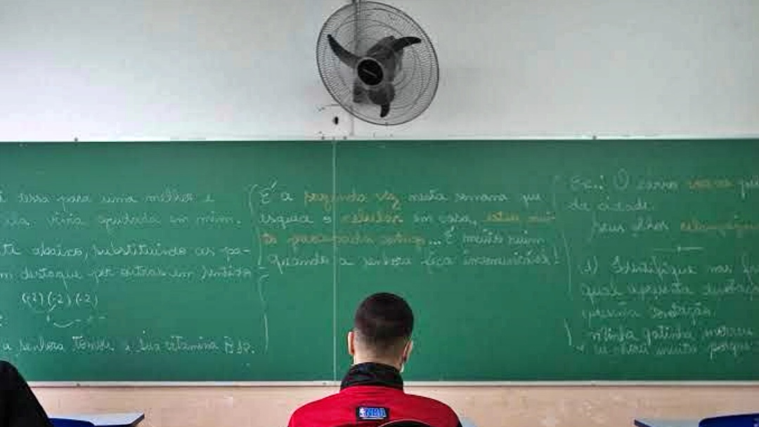 Enquanto não compra ar-condicionados, Educação instala ventiladores nas escolas