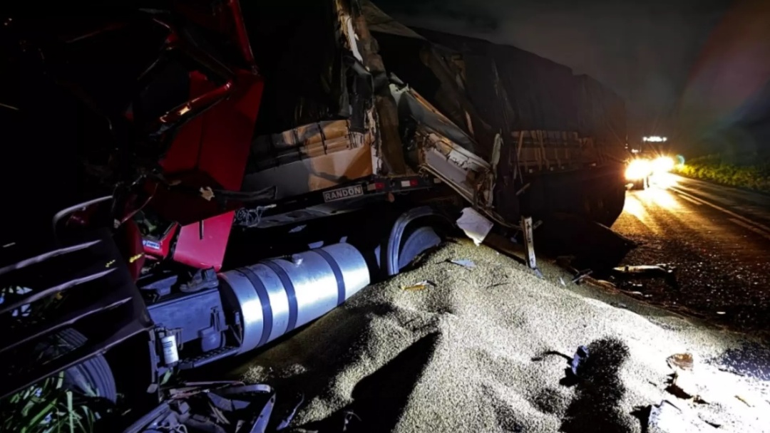 Ultrapassagem malsucedida causa colisão entre duas carretas