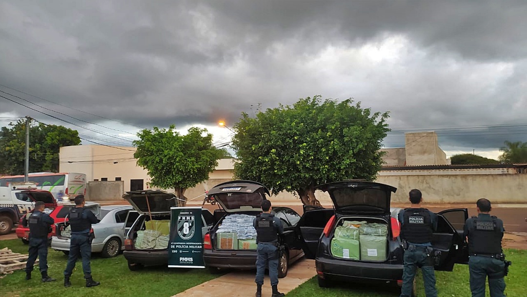 Pol&iacute;cia Militar apreende comboio de 7 ve&iacute;culos com produtos contrabandeados