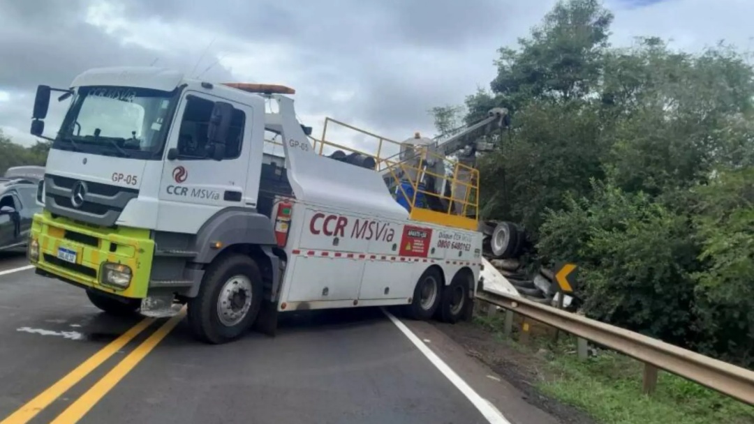 Caminhoneiro morre ap&oacute;s bater em guar rail e cair de ponte na BR-163
