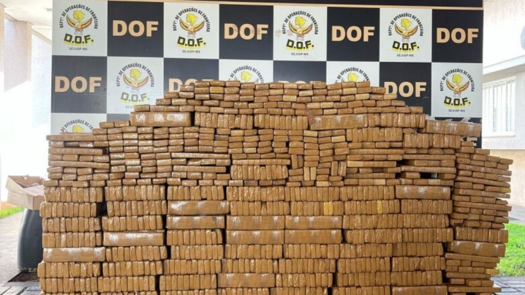 Motorista abandona carro com drogas em plantação de milho e foge