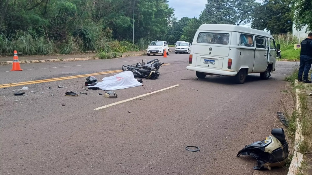 Motociclista morre ao ser atingido por Kombi