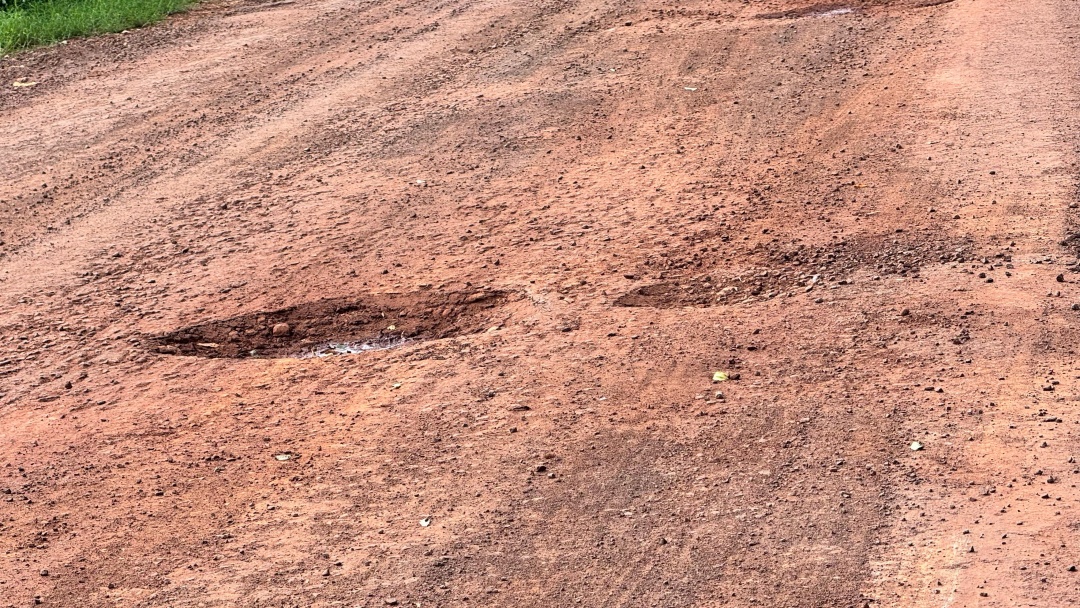 Conclu&iacute;do h&aacute; 10 meses, asfalto &#039;casca de ovo&#039; do Cascatinha I j&aacute; foi engolido pelo barro