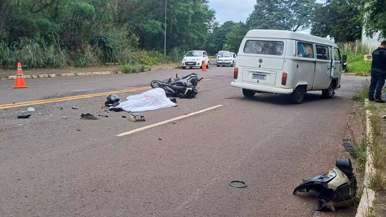 Motociclista morre ao ser atingido por Kombi 