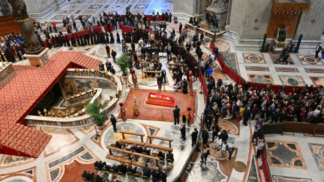 Velório do papa: 90 mil já se despediram de Francisco; 2º dia teve fila de apenas 15 min