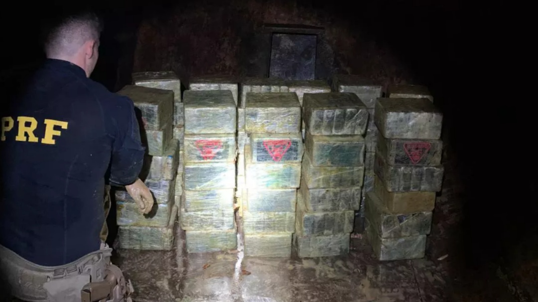 PRFs desconfiam de motorista quando abasteciam viatura e apreendem 360 kg de cocaína