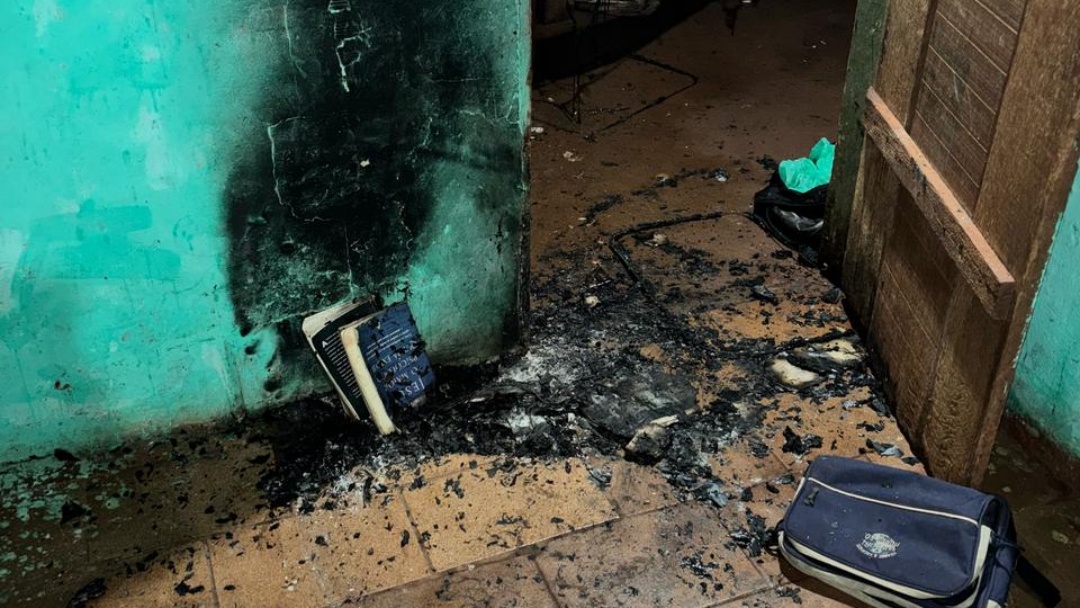 Marido agressor coloca fogo em mala para provocar incêndio e matar a mulher asfixiada