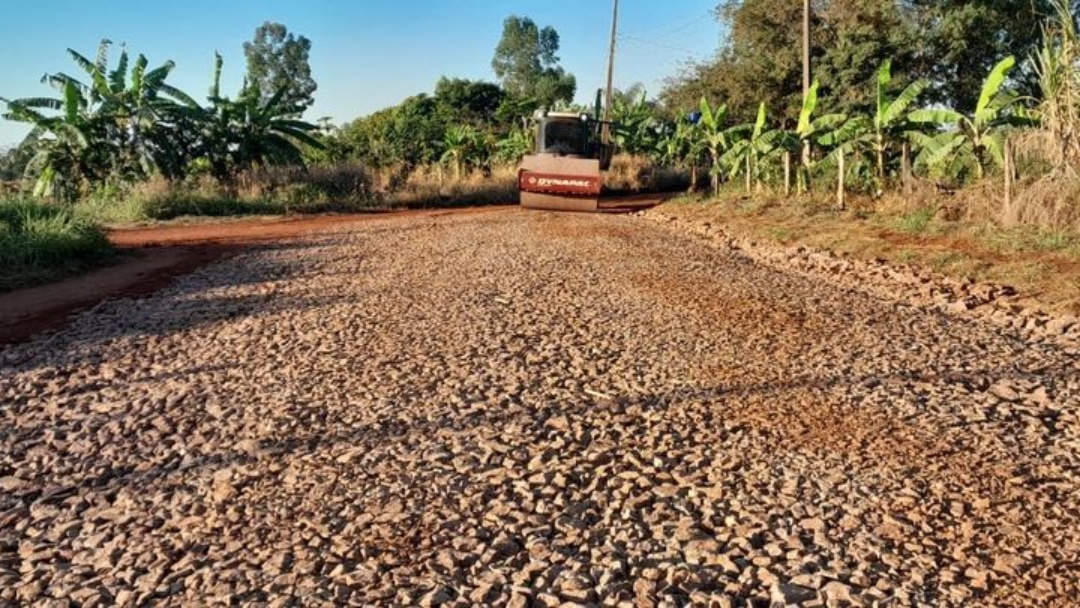 Secret&aacute;rio garante cascalho em trechos cr&iacute;ticos, mas depende de tr&eacute;gua da chuva para retomar servi&ccedil;o