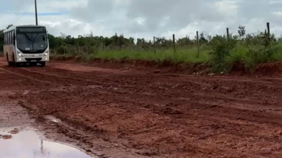 Chuvarada interdita trechos de travess&otilde;es e interrompe aulas na zona rural