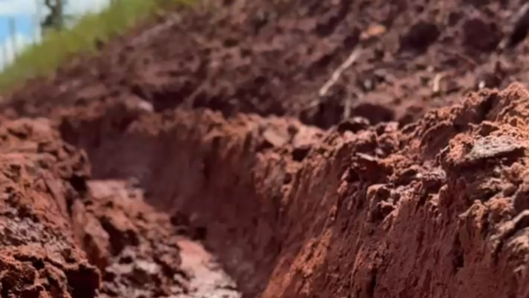 Chuvarada interdita trechos de travess&otilde;es e interrompe aulas na zona rural