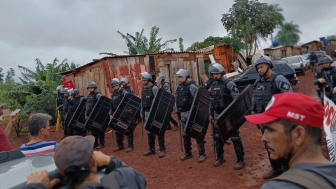 Polícia expulsa 'sem terras' 24h após ocupação no interior de MS