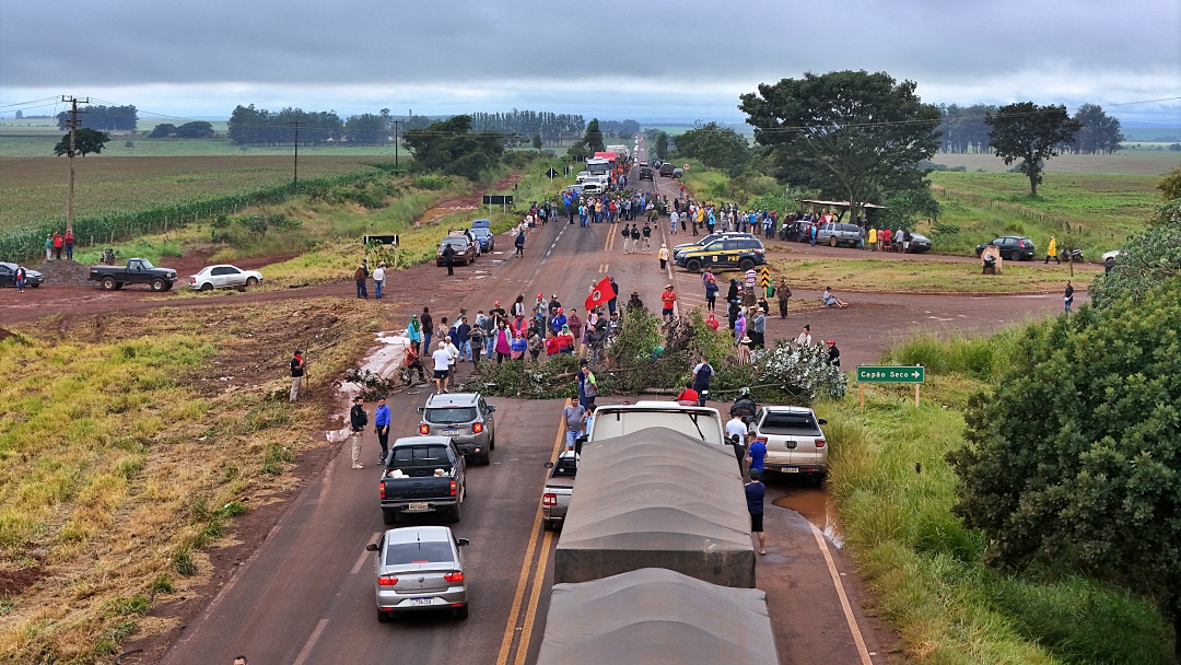 Manifestantes n&atilde;o v&atilde;o desbloquear BR-060 at&eacute; que haja negocia&ccedil;&atilde;o com Incra