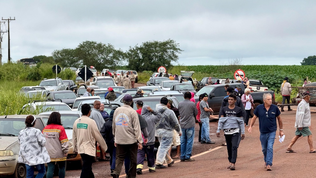 Manifesta&ccedil;&atilde;o do MST interdita BR-060 perto da entrada do Cap&atilde;o Seco