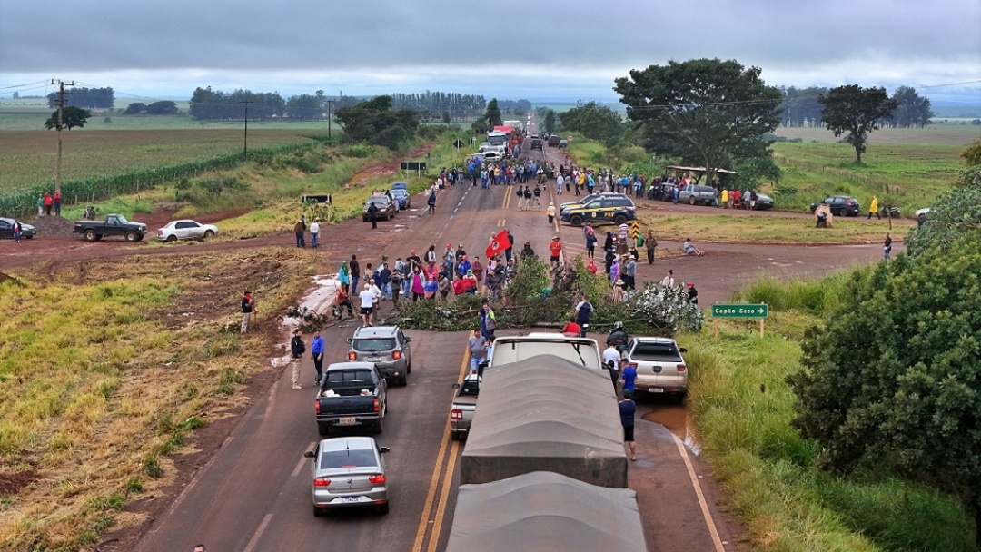 BR-060 &eacute; liberada ap&oacute;s mais de 10 horas de bloqueio por protesto do MST em Sidrol&acirc;ndia