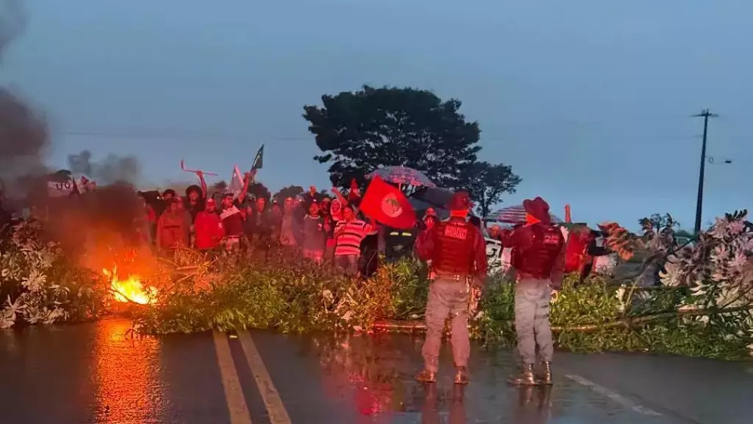 Manifesta&ccedil;&atilde;o do MST interdita BR-060 perto da entrada do Cap&atilde;o Seco