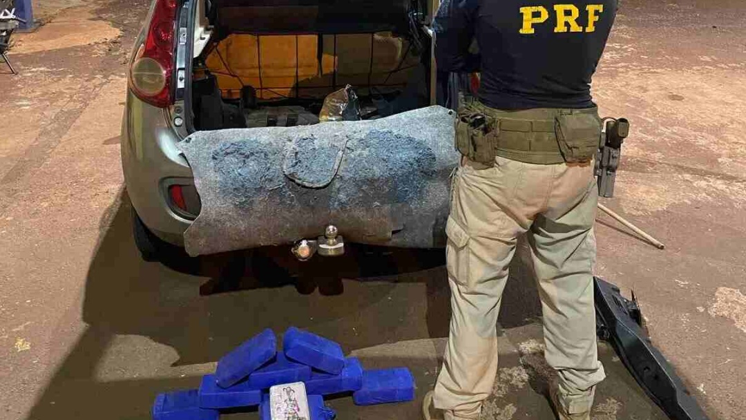 Mulher é flagrada pela PRF na BR-263 com tabletes de cocaína escondidos em Fiat Pálio