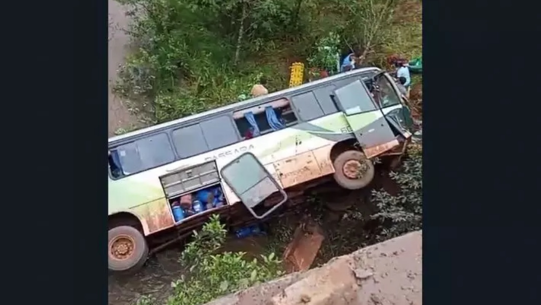 Ônibus que transportava 40 trabalhadores cai no rio em Mato Grosso do Sul