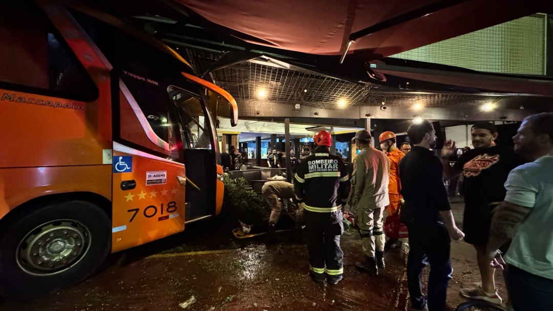 &Ocirc;nibus desgovernado invade choperia tradicional no centro de Campo Grande e deixa feridos