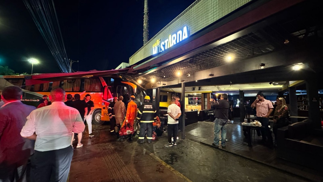 &Ocirc;nibus desgovernado invade choperia tradicional no centro de Campo Grande e deixa feridos