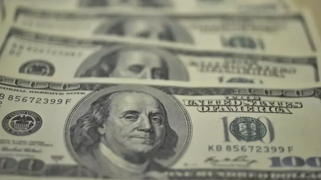 D&oacute;lar tem 8&ordm; preg&atilde;o consecutivo de queda com fluxo externo e fecha a R$ 5,63   