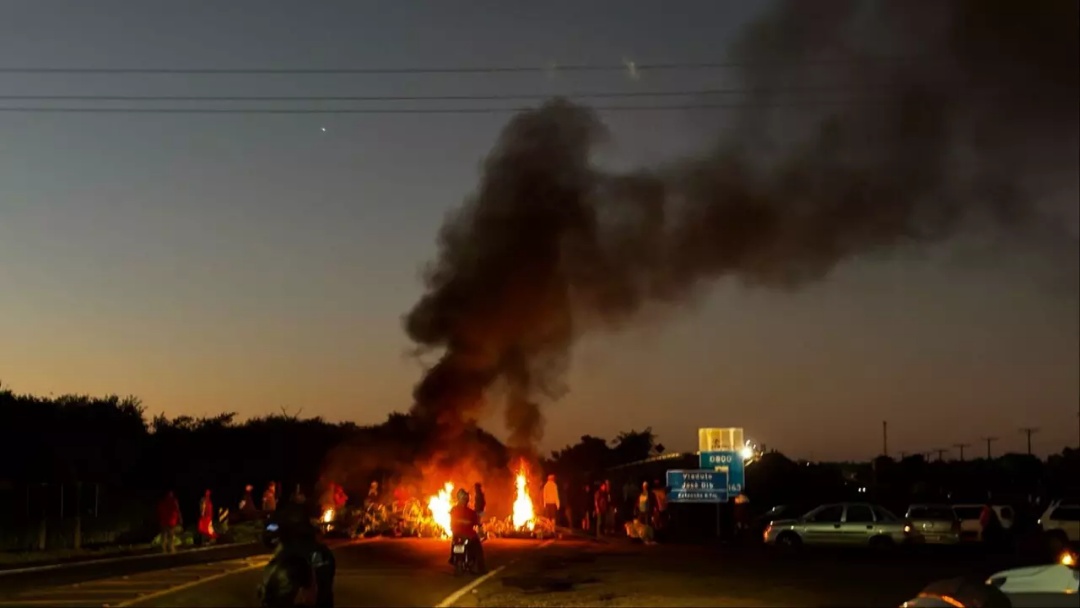 Movimento Sem Terra bloqueia BR-163 em Campo Grande