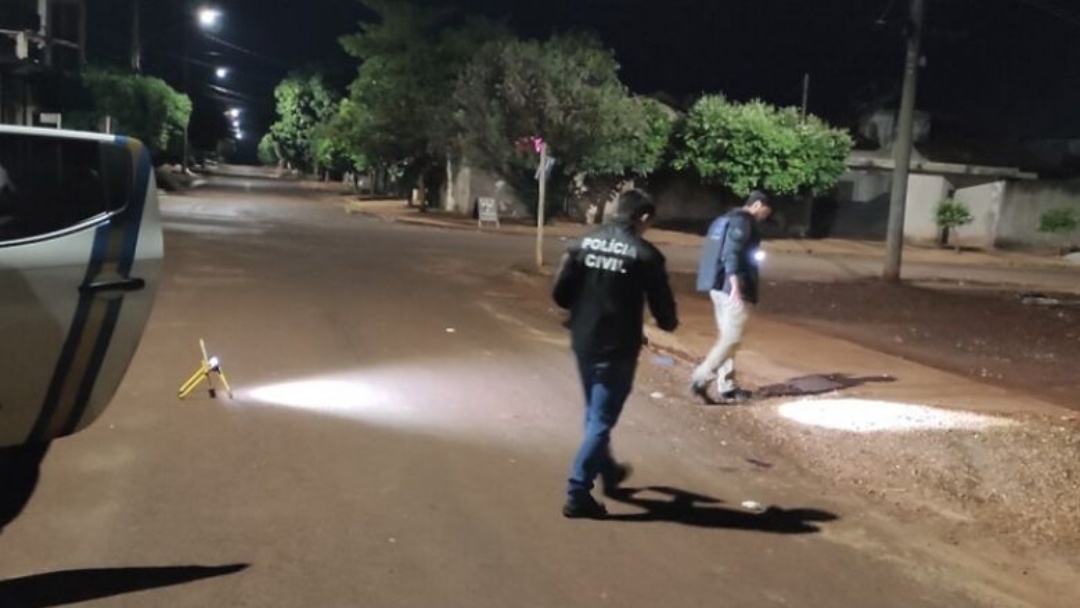 Homem é assassinado em frente a bar e suspeito preso ao roubar bicicleta para fugir