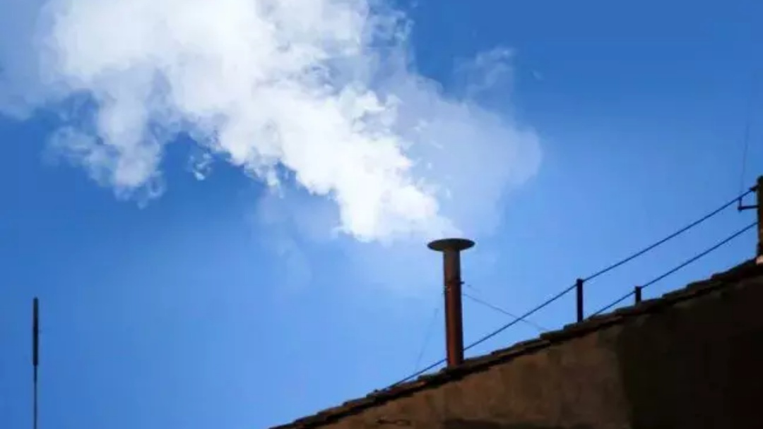 Chamin&eacute; que anunciar&aacute; novo papa &eacute; instalada na Capela Sistina