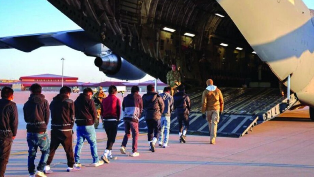 Juiz pro&iacute;be Donald Trump de deportar venezuelanos sob lei de guerra do s&eacute;culo 18   