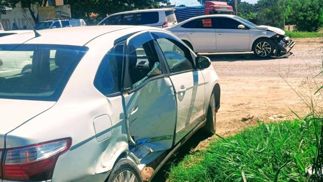 Colisão entre carros deixa três pessoas feridas em Corumbá