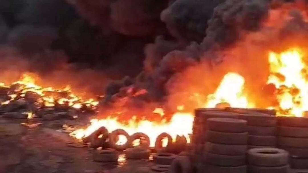 Incêndio de grandes proporções destrói depósito de pneus em Pedro Juan Caballero