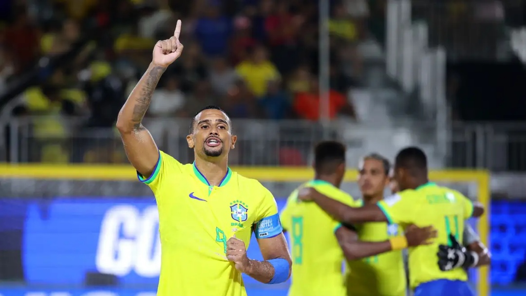 Brasil goleia Espanha e avança à semi do Mundial de futebol