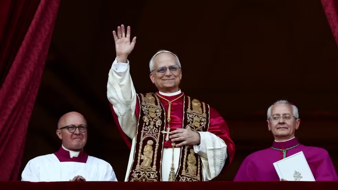 Em 1&ordm; discurso, Le&atilde;o XIV se emociona, exalta Francisco e pede por Igreja com di&aacute;logo  