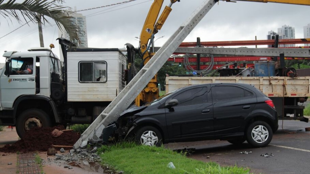 Motorista perde controle e arrebenta poste na Via Park