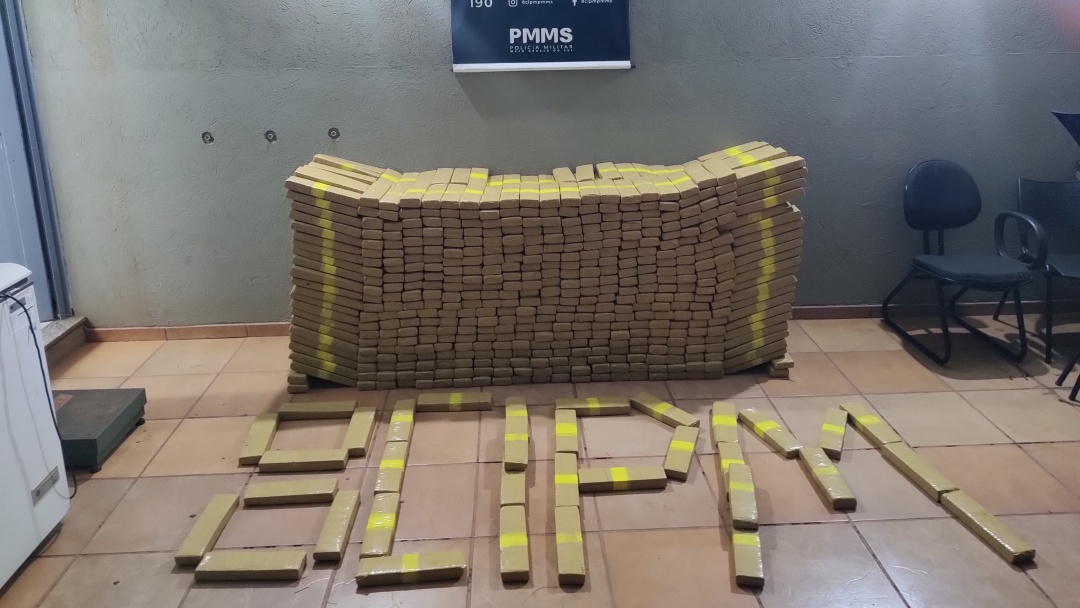 PM apreende 1,2 toneladas de maconha ap&oacute;s persegui&ccedil;&atilde;o no centro a HB20